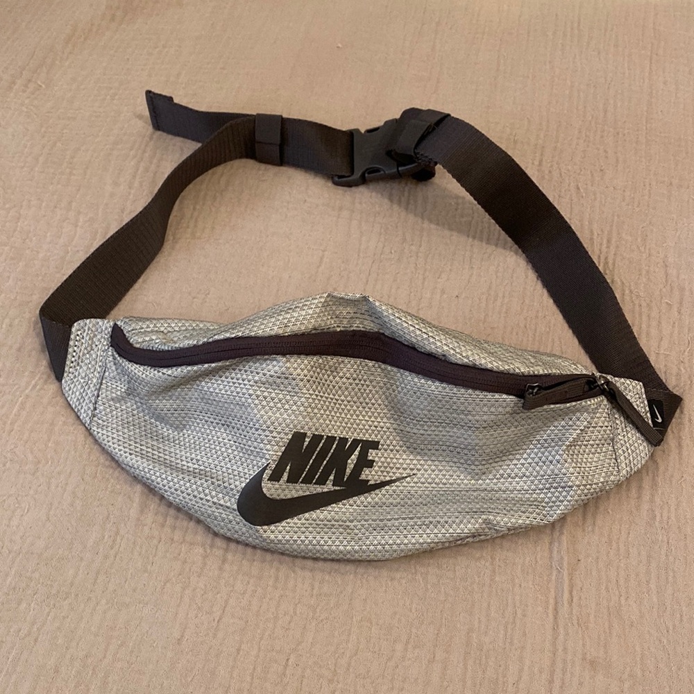 NIKE UNISEX MODEL BELT / FUNNY BAG . Very good condition